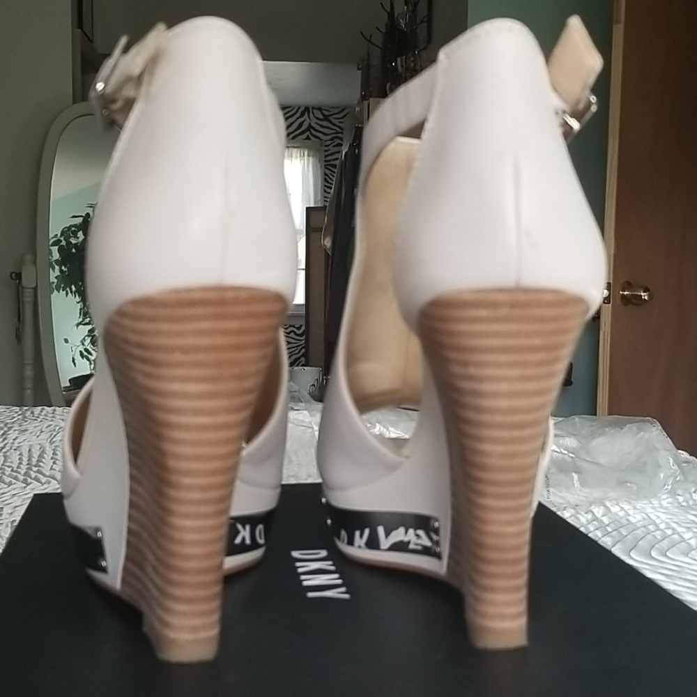 Vince Camuto opentoe wedge - Picture 2 of 8